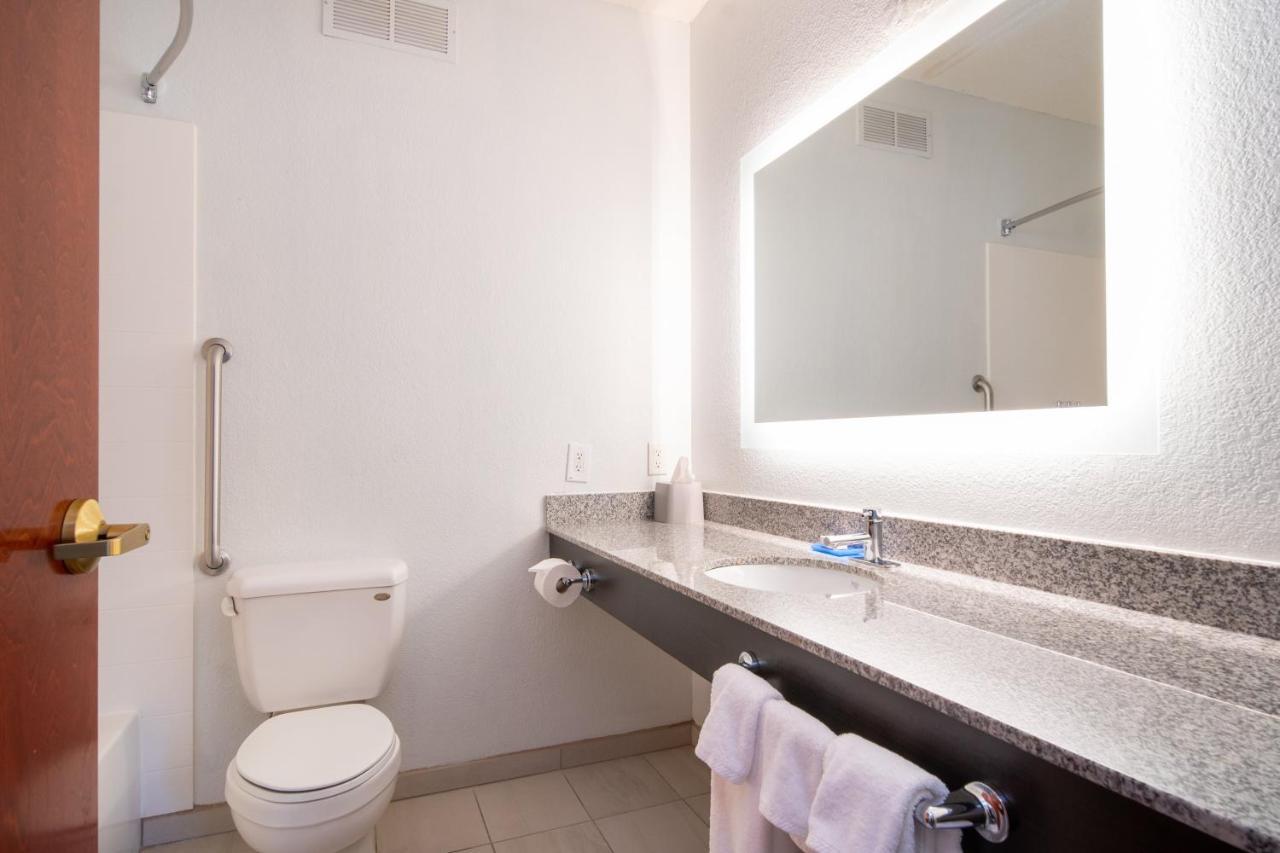 Holiday Inn Express Hotel & Suites Bedford By Ihg Zewnętrze zdjęcie