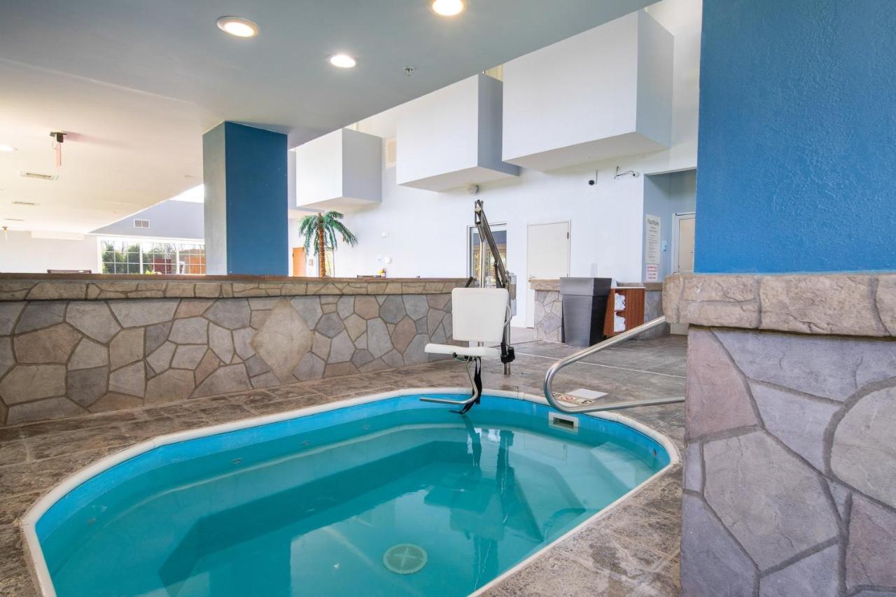 Holiday Inn Express Hotel & Suites Bedford By Ihg Zewnętrze zdjęcie