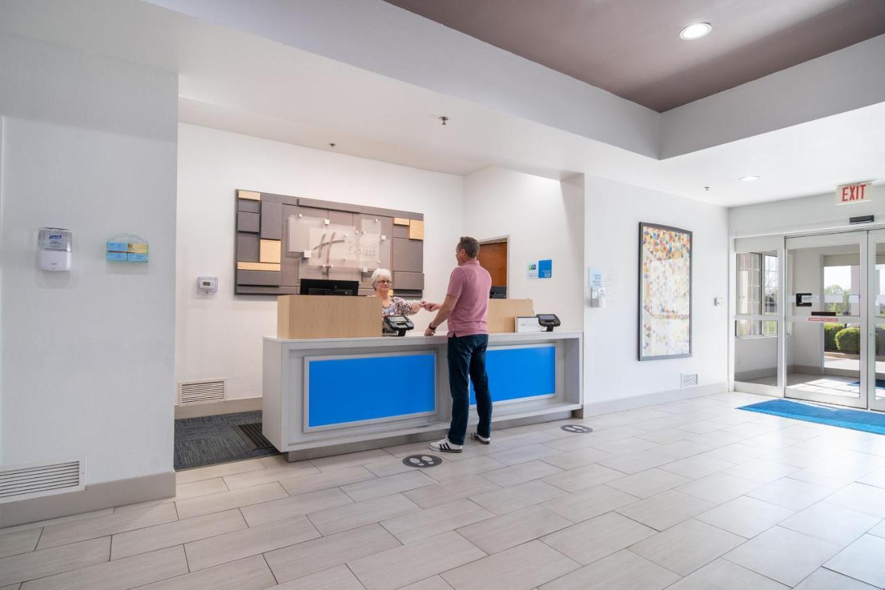 Holiday Inn Express Hotel & Suites Bedford By Ihg Zewnętrze zdjęcie
