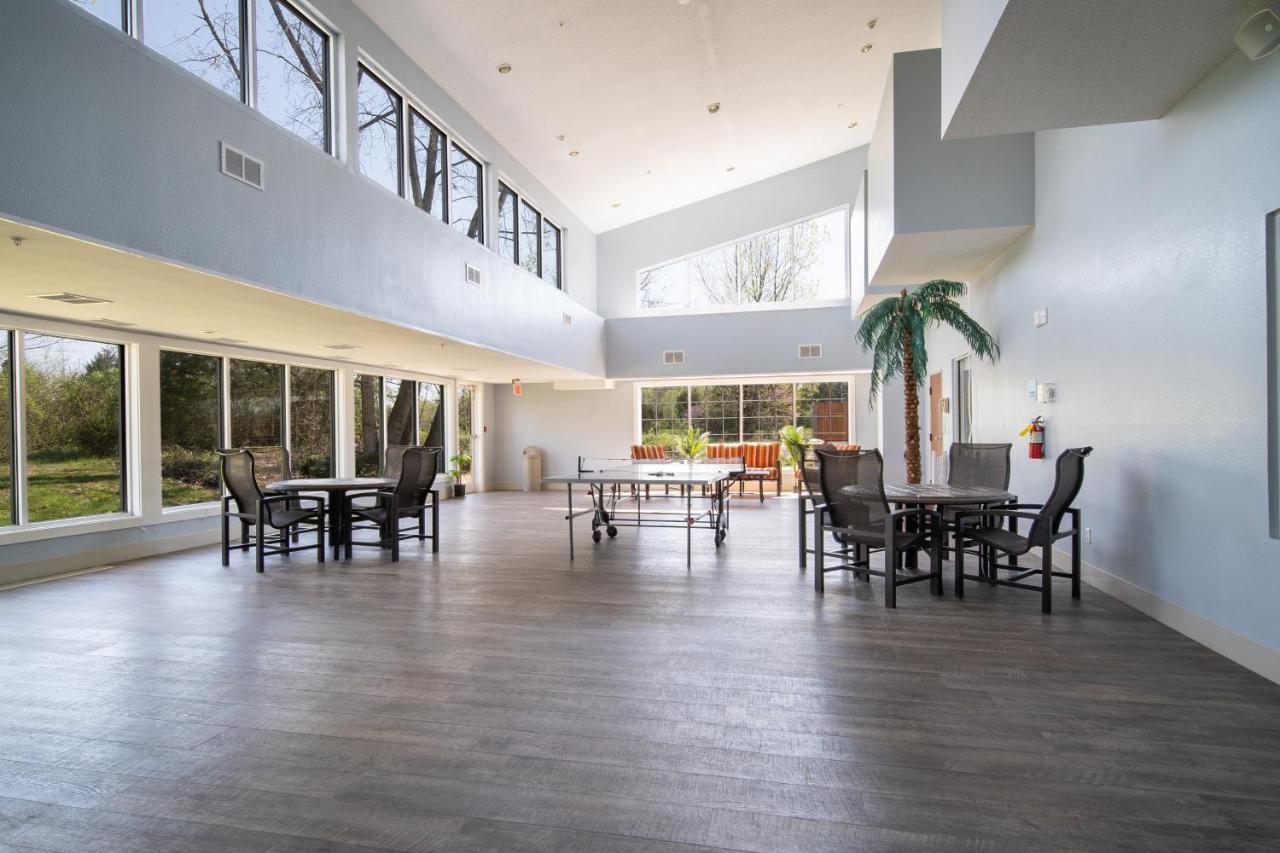 Holiday Inn Express Hotel & Suites Bedford By Ihg Zewnętrze zdjęcie